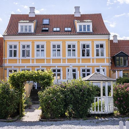 Arnfeldt Hotel Эрёскёбинг Экстерьер фото