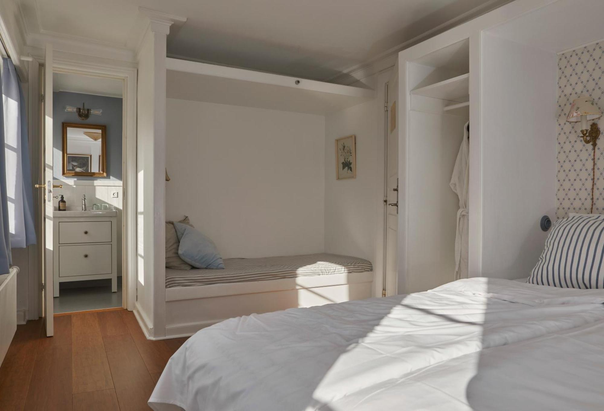 Arnfeldt Hotel Эрёскёбинг Экстерьер фото
